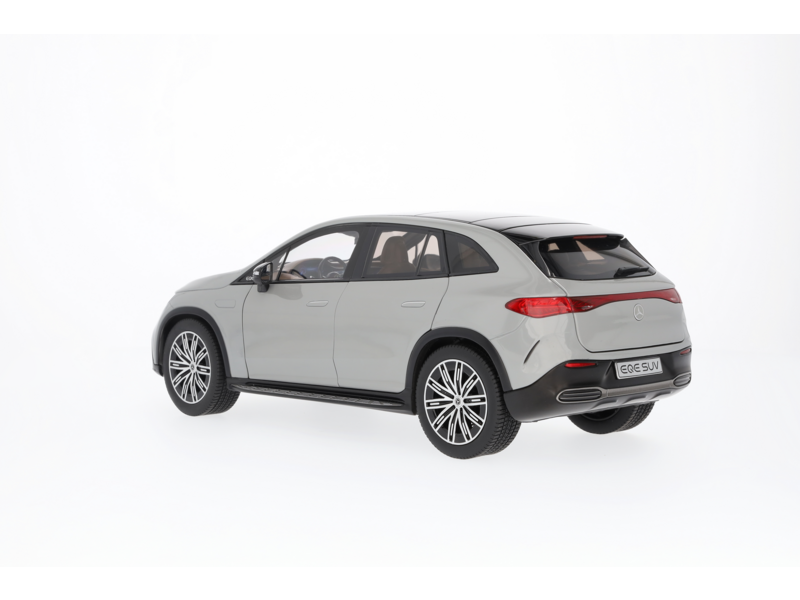 MODEL 1:18  EQE SUV X294 